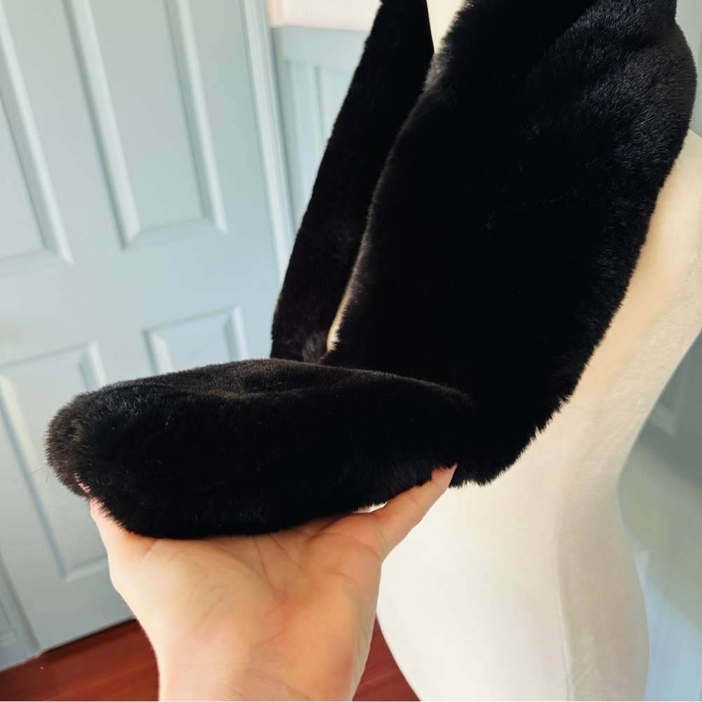 NWT Forever 21 Black Faux Fur Scarf - Picture 3 of 4